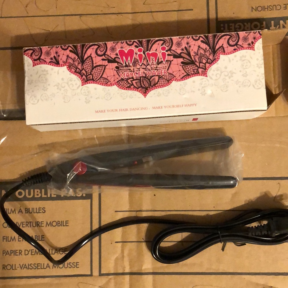 NIB  - Mini flat iron - perfect for Traveling